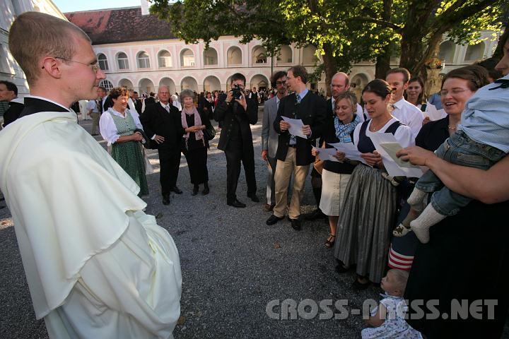 2010.08.15_17.47.35.jpg - Den Pater Damian singt seine "Fan-Gemeinde" ein St�nzchen.