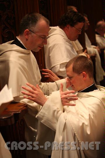 2010.08.15_16.11.38.jpg - Prof.P.Alkuin Schachenmayr gratuliert P.Johannes Paul Chavanne.