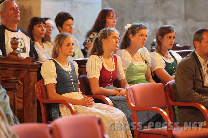 2010.08.15_19.51.38.jpg - Viele Festg�ste blieben bis zum Abend und nahmen an der Vesper teil.