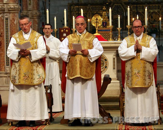 2010.08.15_15.12.33.jpg - Prior P.Maximilian Heim (Stift Stiepel), Abt Gregor Henckel Donnersmarck, Prior Simeon Wester vor dem Altar mit der Kreuzesreliquie.