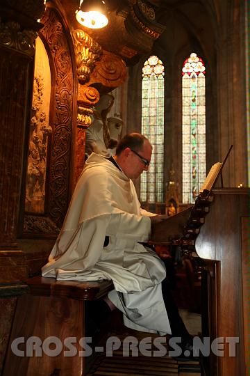 2010.08.16_16.53.43.jpg - Prior P.Simon voll im musikalischen Einsatz.