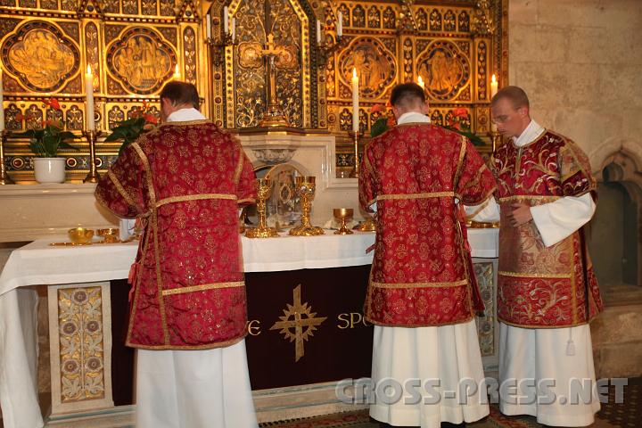 2010.08.16_16.58.23.jpg - W�hrend f�r die anderen nach der Kommunion der Gottesdienst weitergeht, beginnt f�r die Diakone ein besonderer Dienst: das heilige Geschirrabwaschen.   ;)