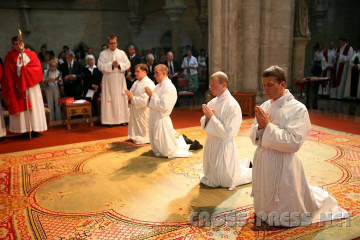 2010.08.16_16.10.30.jpg - Die neuen Diakone, von den Sonnenstrahlen beleuchtet, werweilen kniend im Dankgebet.