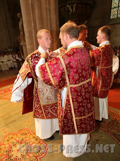2010.08.16_16.16.19.jpg - Der st�ndige Diakon Michael Riccabona hlift dem neuen, zeitweiligen Diakon Damian Lienhart, die besonderen Diakon-Messgew�nder anzuziehen.