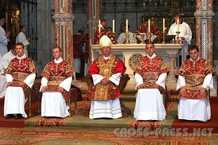 2010.08.16_16.24.30.jpg - Die neugeweihten Diakone nahmen Platz an der Seite von Weihbischof Lackner.