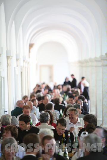 2010.08.16_17.57.42.jpg - Die Arkaden im Stiftshof geben dem Fest eine himmlische Dimension. :)