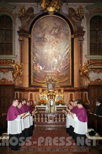 2010.08.27_18.33.03.jpg - Die Chorherren, diesmal nicht im Chorgest�hl, sondern beim Marienaltar.