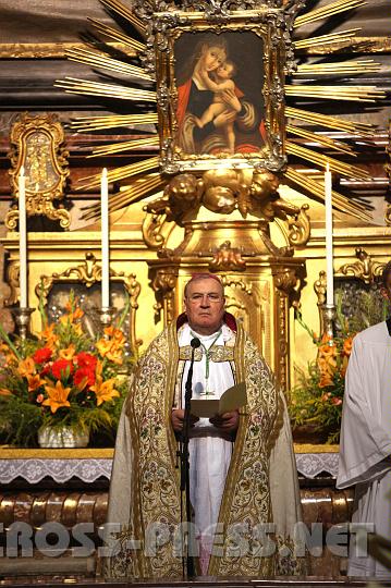 2010.08.27_18.34.37.jpg - Propst Maximilian F�rnsinn beim Marienaltar.