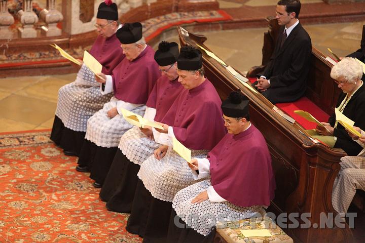 2010.08.27_18.43.59.jpg - Chorherren und Laien beten gemeinsam die Vesper.