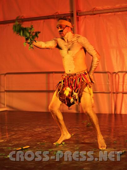 2010.08.27_20.40.42.jpg - Tanz, Musik, Gesang, K�rperbemalung und Didgeridoo stellen Rituale aus der Sch�pfungsgeschichte "Traumzeit" dar.