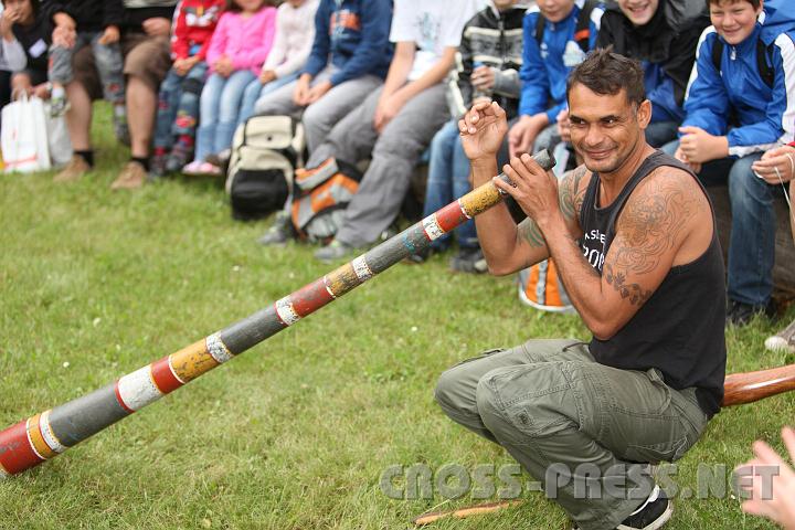 2010.08.28_11.10.32.jpg - Dhinawan Dreaming, Ambassador of the Aborigines, bei einem Workshop.