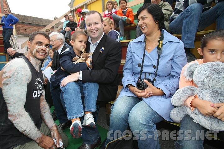 2010.08.28_14.30.55_01.jpg - Dhinawan und der australische Kulturattach� mit Sohn.