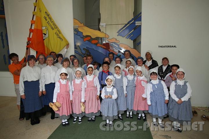 2010.08.27_15.55.51.jpg - Stift Herzogenburg ist Gastgeber der N� KinderSommerSpiele. Hier eine Volkstanzgruppe aus Belgien.