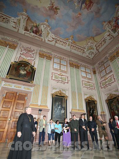 2010.08.28_13.41.12.jpg - Einen kleinen Empfang bereitete den Organisatoren und Gewinnern der "Wei�en Feder" Gastgeber Propst F�rnsinn im Festsaal des Stiftes.