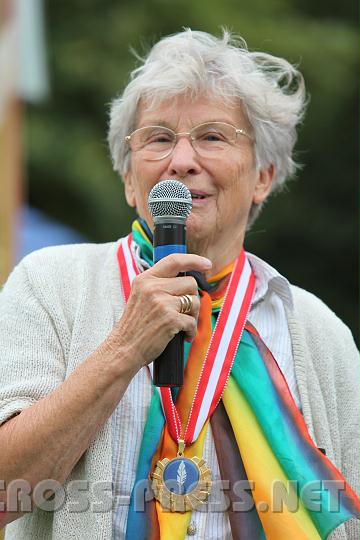 2010.08.28_14.39.21.jpg - Frau Annemarie Kury erz�hlt nach der Verleihung der "Wei�en Feder" �ber ihre Projekte in Kroatien und Bosnien.