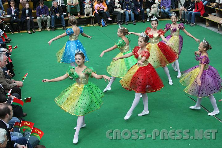 2010.08.28_14.50.44.jpg - Bolschoiqualit�t bringt die Kinderballettgruppe Bobruisk aus dem S�den Wei�russlands bei der Er�ffnung in der Arena vor dem Stift.