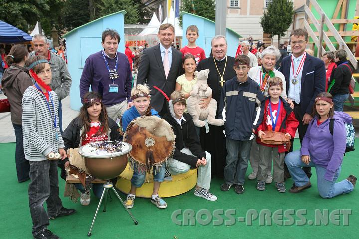 2010.08.28_15.01.34.jpg - Propst F�rnsinn (Mitte) er�ffnete die 39. N� KinderSommerSpiele und verlieh die "Wei�e Feder" an Annemarie Kury und Prim.Dr.Bernhard Spechtenhauser (hinten rechts).  Organisator Mag. Andreas Kickinger und NR Johann H�finger (hinten links) mit Jungscharkindern.