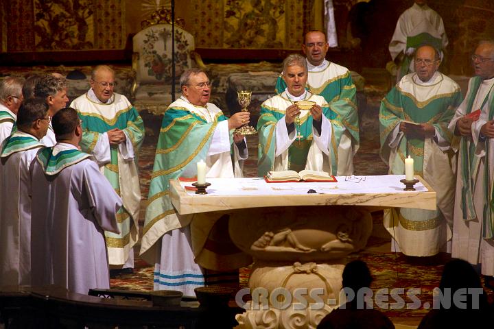 2010.08.28_19.41.07.jpg - Schulter an Schulter konzelebrieren die Pontifikalmesse zu Ehren des hl. Augustinus Propst Maximilian und Abt Columban.