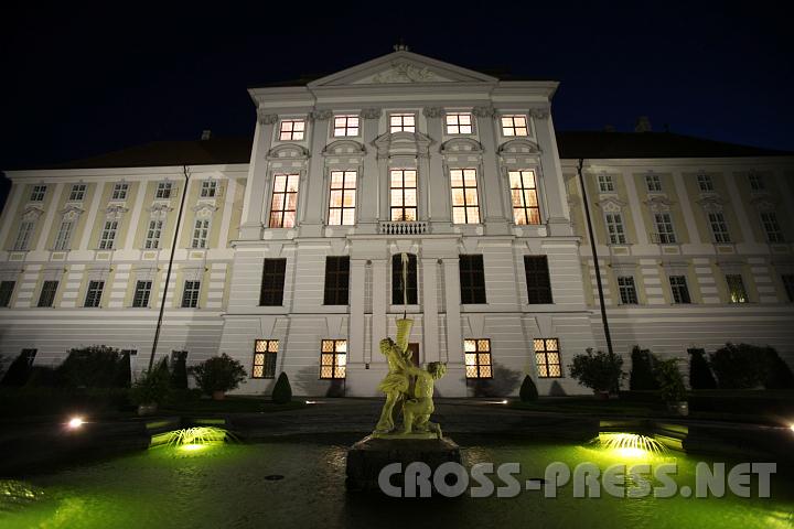 2010.08.28_20.35.58.jpg - Springbrunnen im Pr�latengarten mit Blick auf den beleuchteten Festsaal.