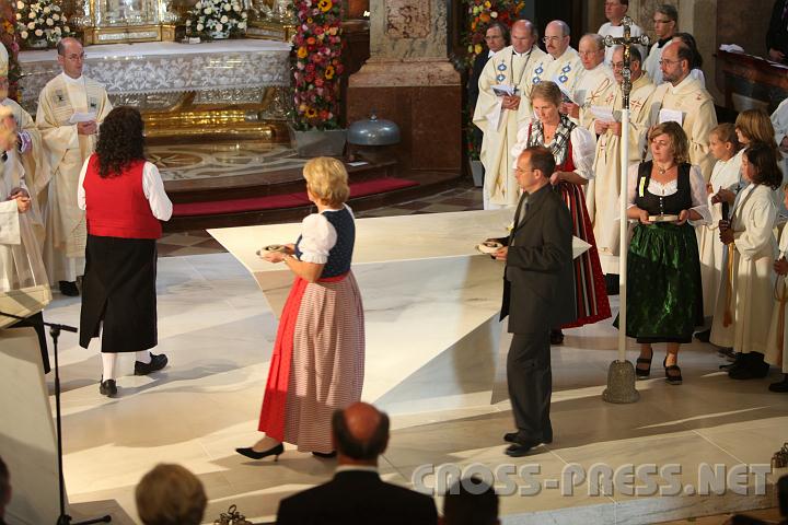 2010.09.12_12.19.09.jpg - Weihrauch wird zum Altar gebracht.