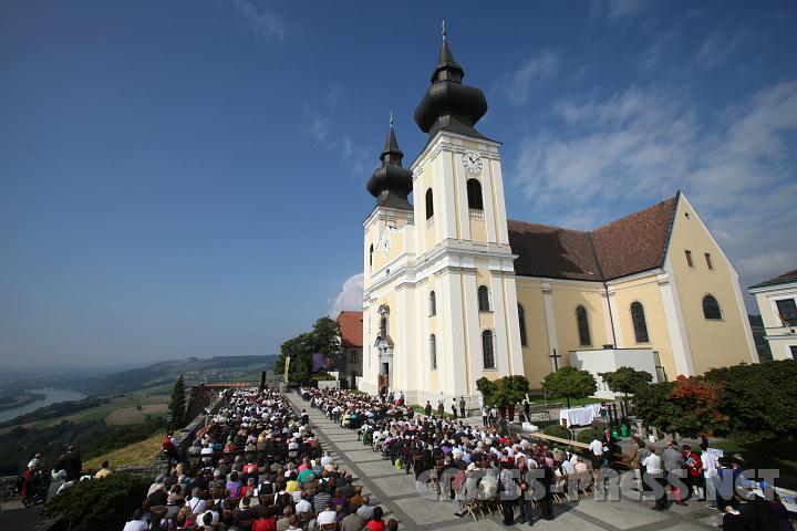 2010.09.12_11.09.20.jpg - Maria Taferl ist der "Leuchtturm Gottes" (Zitat Papst BXVI). Tausende Pilger waren zum Festgottesdienst zu "Maria Namen" in und um die Basilika versammelt.