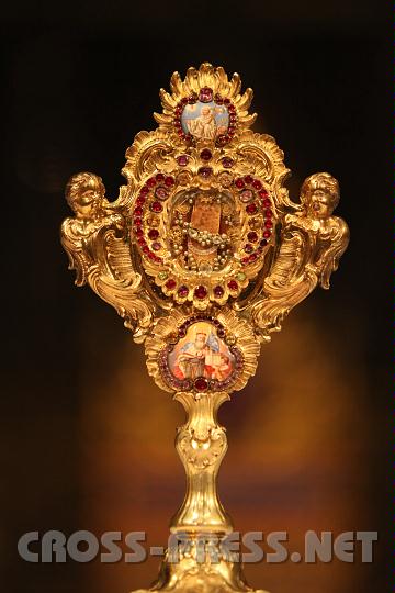 2010.11.15_18.02.15.jpg - Eine Reliquie des hl.Leopold.