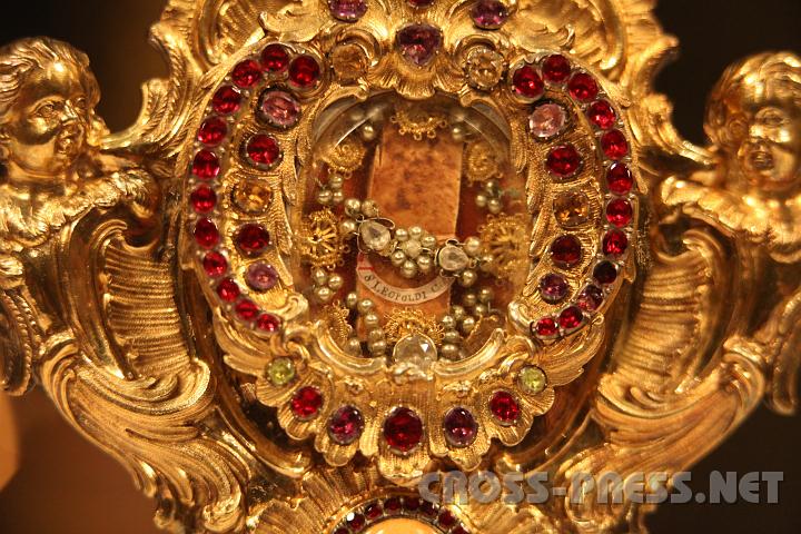 2010.11.15_18.05.38.jpg - �ber Verehrung der Reliquien k�nnte man verschiedener Meinung sein, eines steht aber fest, sie sind immer ein prachtvoller Kunstwerk.