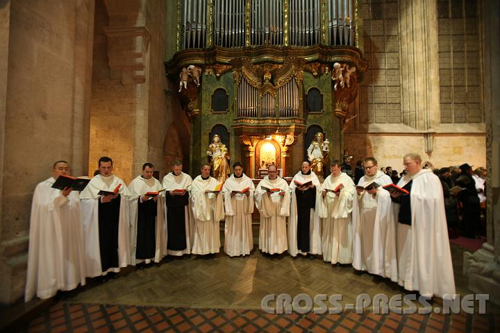 2010.11.15_19.04.44.jpg - Diesmal bekam der l�stige Papparazzo eine Sonderndispens: er durfte sogar das Kostbarste des Klosters fotografieren: die Schola !   ;))