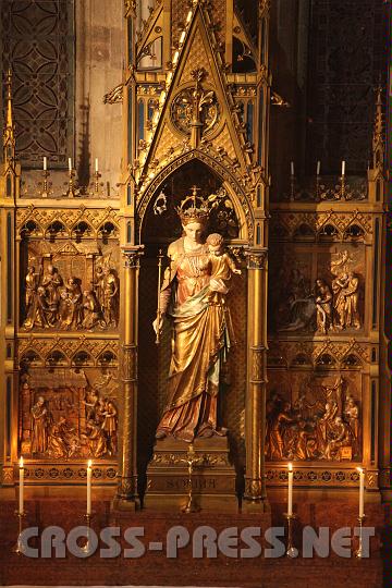 2010.11.15_20.19.40.jpg - Einer der sch�nsten Alt�re in Heiligenkreuz ist Marienaltar.