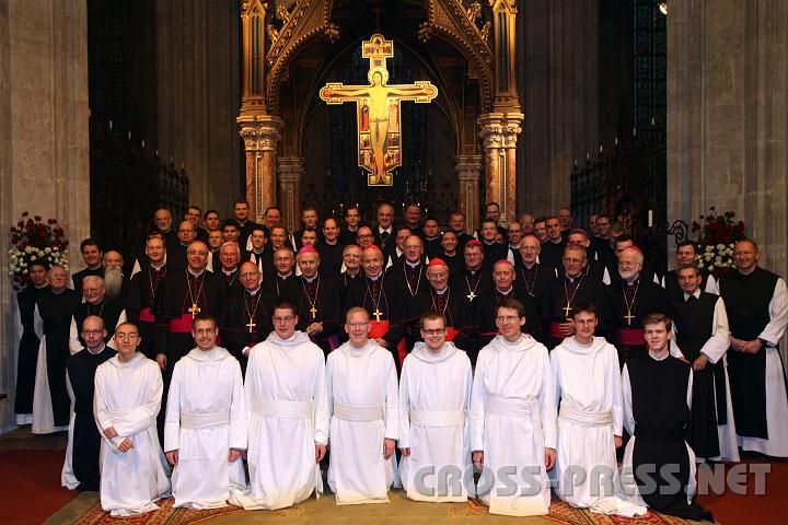 2010.11.15_16.43.36.jpg - �sterreichs Bisch�fe mit dem Kollegium der Heiligenkreuzer M�nche.  Kardinal Sch�nborn und Abt Henckel Donnersmarck in der Mitte.  An "vorderster Front" die Novizen.  ;)