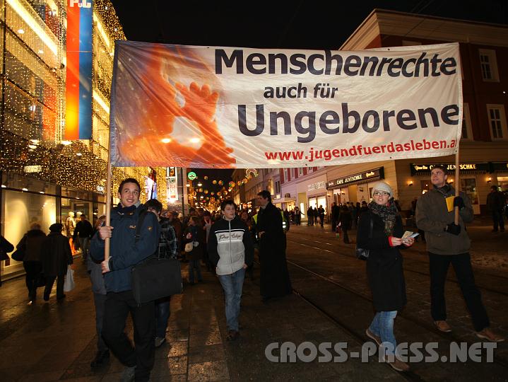 2010.12.04_17.48.48.jpg - "Ist das das Christkind auf dem Transparent?", k�nnten sich Passanten in der adventlich beleuchteten Landstrasse fragen.