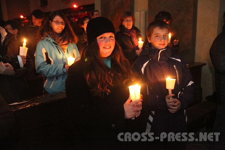2010.12.07_21.22.28.jpg - Fr�hliche und zugleich besinnliche Stimmung bei der ersten Jugendvigil in Maria Taferl.