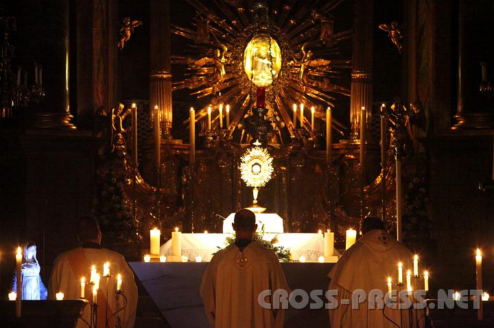 2010.12.07_22.22.15.jpg - Anbetung unter dem Anblick der schmerzhaften Madonna.