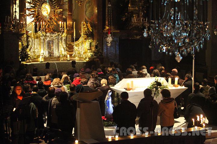 2010.12.07_22.33.27.jpg - Die Jugendlichen erf�llten den Altarraum der Basilika, als sie ihr Taufversprechen erneuerten und ihre Weihe an Jesus durch Maria vollzogen.