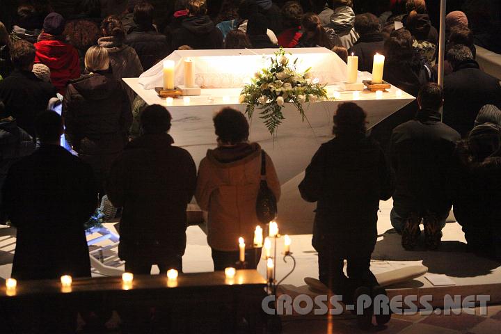 2010.12.07_22.34.47.jpg - Die Jugendlichen um den neuen Altar.