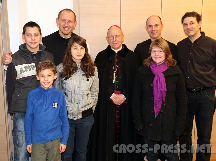 2010.12.07_23.35.06.jpg - P.Karl Wallner, Bischof Klaus K�ng, Pfarrer Gottfried Hofer und Organisator Eduard Ziegler bei der Agape mit einigen Jugendlichen.