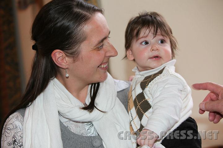 2011.03.19_13.35.02.jpg - (links): Wahrscheinlich der jüngste Teilnehmer bei der Eröffnung des geistlichen Zentrums Linz.