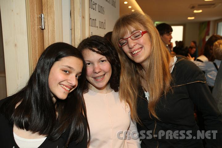 2011.03.19_14.25.57_01.jpg - Ana, Klara und Agnes unterhalten sich vergnügt und fühlen sich zur rechten Zeit am rechten Ort zu sein.