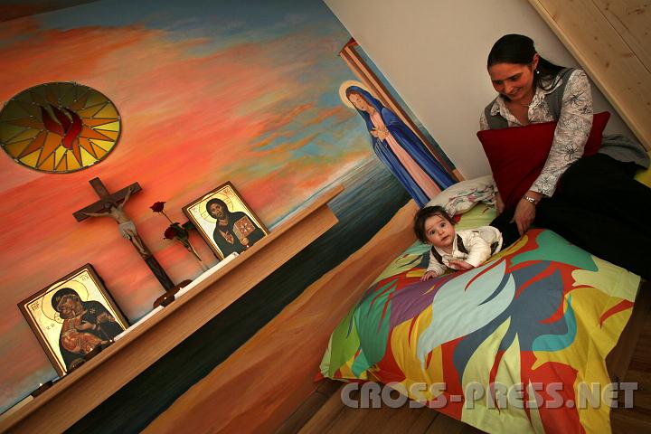 2011.03.19_14.27.14.jpg - Da es in den anderen Räumen festlich laut war, fand der kleine Emanuel Zechiel sein stilles Eck in der Kapelle. :)