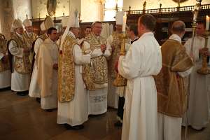 Feierliche Benediktion des Abtes Maximilian Heim In der Sakristei. P.Maximilian Heim wird von Altabt Gregor Henckel Donnersmarck und dem Altprior von Heiligenkreuz, dem jetzigen Abt von Stift Rein, Christian...