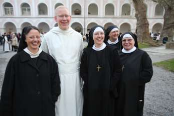 Agape Recht fröhliches Fest der bunt gemischten Gäste: hohe Würdenträger, Mönche und Nonnen, Laien jung und alt ...