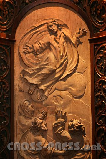 2011.06.02_11.03.46.jpg - Bei den Wort des Abtes Maximilians an die Firmlinge ging es dem Fest des Tages entsprechend um Christihimmelfahrt. Auf dem Bild des in Himmel aufsteigenden Jesus, das sich über den Chrorstuhl befindet, sieht man noch seine Fußabdrücke, die auf der Erde hinterlassen hat.