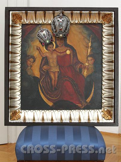 2011.06.03_10.25.33.jpg - Kardinal Josip Bozanic wird diese Nachbildung der Mutter Gottes vom "Steinernen Tor" in Zagreb dem Papst schenken. Künstler: Boris Grkovic.