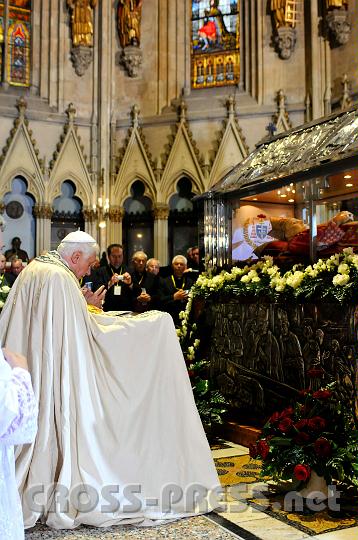 2011.06.05_18.33.15.jpg - Papst betet am Grab des seligen Märtyrers Kardinal Alojzije Stepinac.