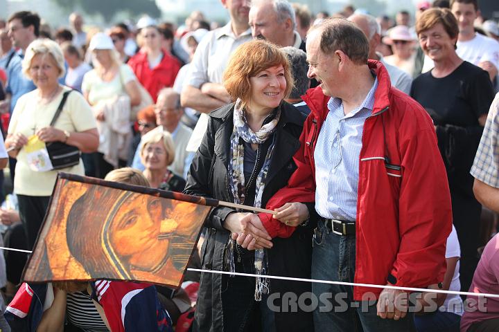 2011.06.05_08.26.08.jpg - Einer der rührendsten Momente am Tag der Familien:  bevor der Papst auf das "Hippodrom" kam, hatten die Ehepaare die Gelegenheit sich gegenseitig die Verfehlungen zu vergeben und gemeinsam ihr Eheversprechen zu erneuern.