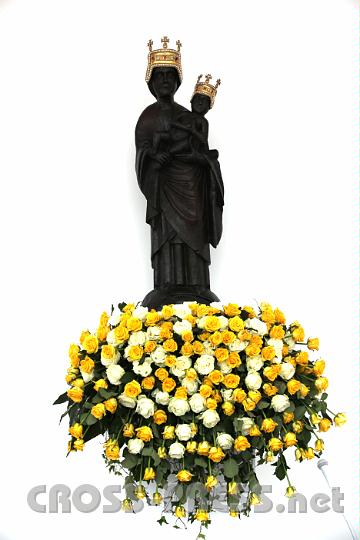 2011.06.05_12.47.52.jpg - Majka Bozja (Mutter Gottes) von Marija Bistrica, dem größten Marienwallfartsort Kroatiens (wo JPII den Kardinal Stepinac seelig gesprochen hat), war bei der päpstlichen Feldmesse von BXVI in Zagreb mit dem Christkind persönlich dabei.  :)