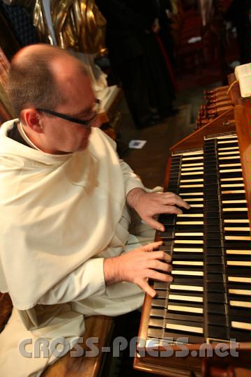 2011.06.19_18.32.49.jpg - Prior P.Simeon Wester ist ein Orgelmeister. :)