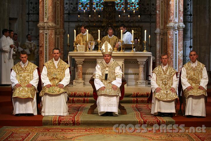 2011.06.19_17.40.50.jpg - Die Neupriester mit dem Kardinal.  V.l.n.r.:   P. Justinus Pech, P. Vinzenz Kleinelanghorst, Kardinal Christoph Schönborn, P. Damian Lienhart und Edmund Waldstein.