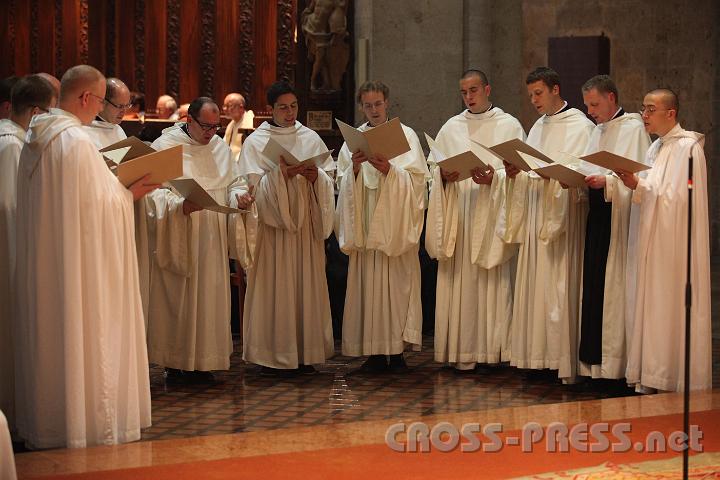 2011.08.15_15.20.58.jpg - Stiftscola geleitet von Prior P.Simeon.