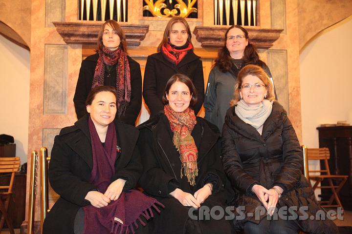 2011.11.13_18.57.52.jpg - Ein ganz wichtiger Teil des gut 2-stündigen Gottesdienstes waren echt himmlischen Gesänge der "Schola Resupina" unter der Leitung von Mg. Isabell Köstler.